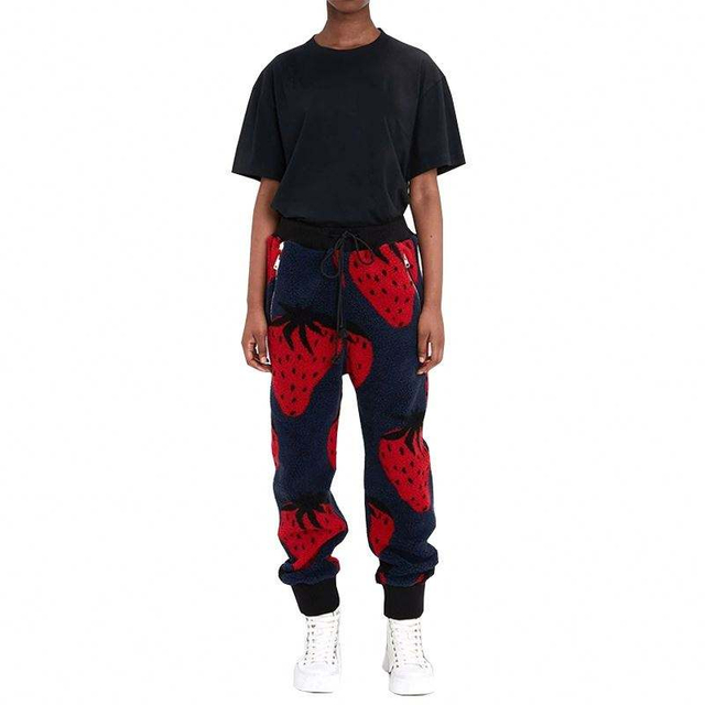 OEM-fabrikant Aangepaste heren casual broek, elastische taille, trekkoord, geribde manchetten, zwarte aardbeiprint fleece joggingbroek
