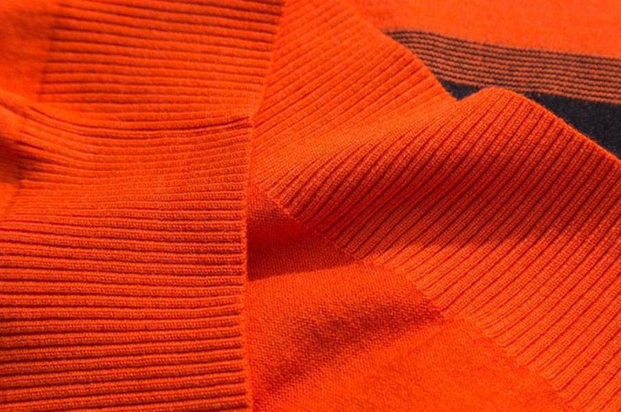 Producent OEM Niestandardowy sweter męski z okrągłym dekoltem i nadrukiem w gradientowe paski