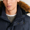 สวมใส่เสื้อแจ็คเก็ตผู้ชายฤดูหนาวแขนยาว Faux Fur Hood ซิปด้านหน้า Patch กระเป๋าเสื้อฤดูหนาวผู้ชาย