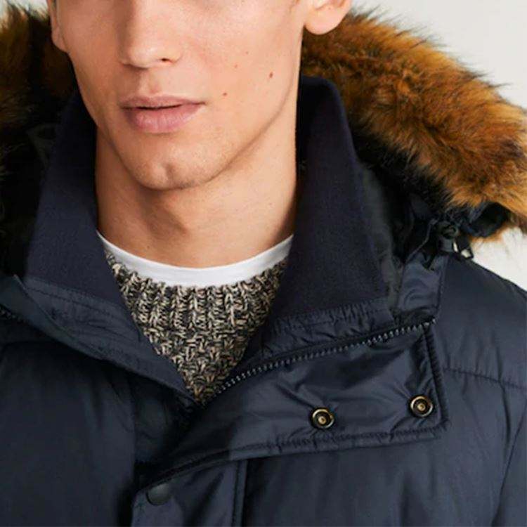 สวมใส่เสื้อแจ็คเก็ตผู้ชายฤดูหนาวแขนยาว Faux Fur Hood ซิปด้านหน้า Patch กระเป๋าเสื้อฤดูหนาวผู้ชาย