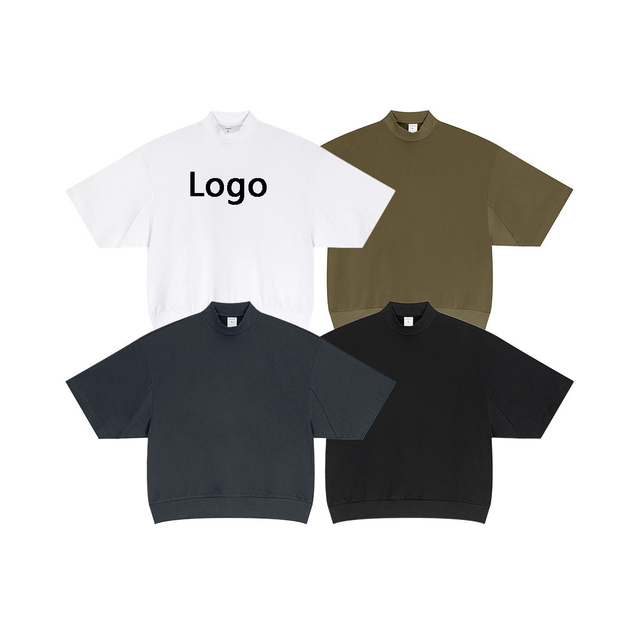 K1130 T-shirt squadrata con colletto a mezza altezza e orlo esteso