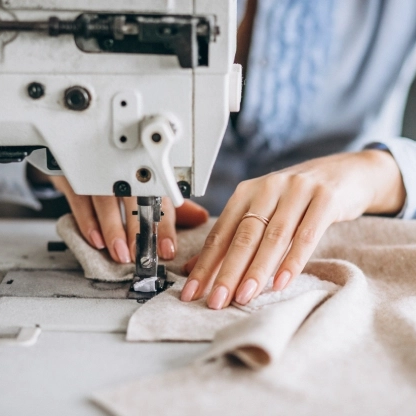 ข้อดีข้อเสียของการทำงานร่วมกับผู้ผลิตเสื้อผ้าในประเทศและต่างประเทศ