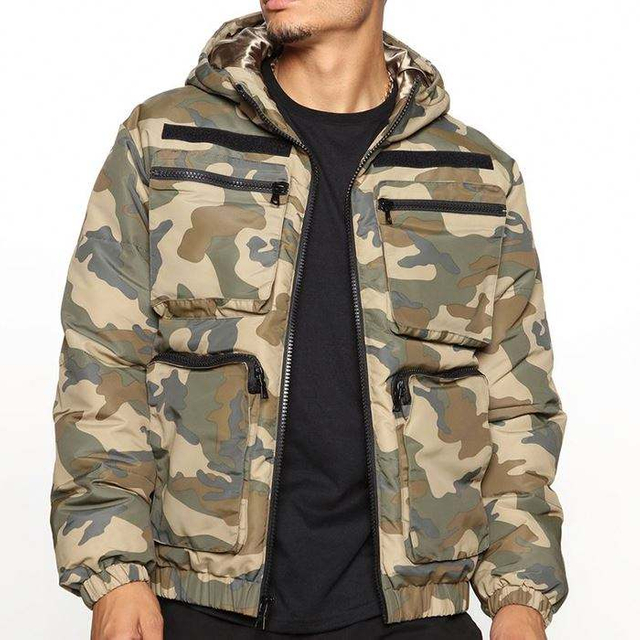 Jaquetas masculinas grossas e pesadas de inverno com estampa camuflada e bolsos utilit&aacute;rios masculinos forrados de cetim com capuz plus size