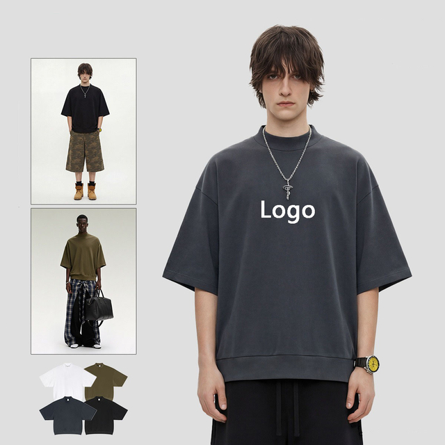 K1130 T-shirt squadrata con colletto a mezza altezza e orlo esteso