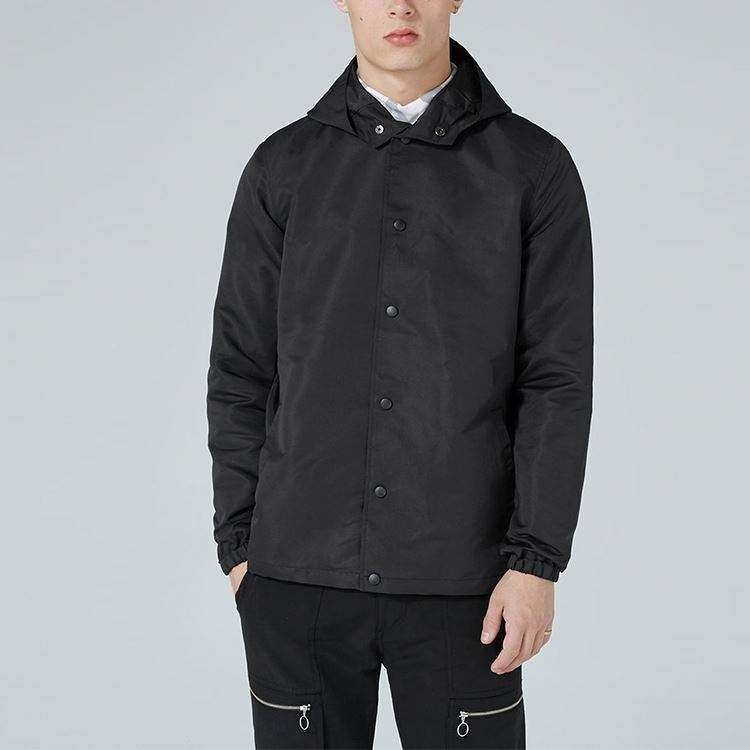 Gestalten Sie Ihre Marke individuell: Lang&auml;rmlige, einfarbige Windjacke f&uuml;r Trainer mit Kapuze