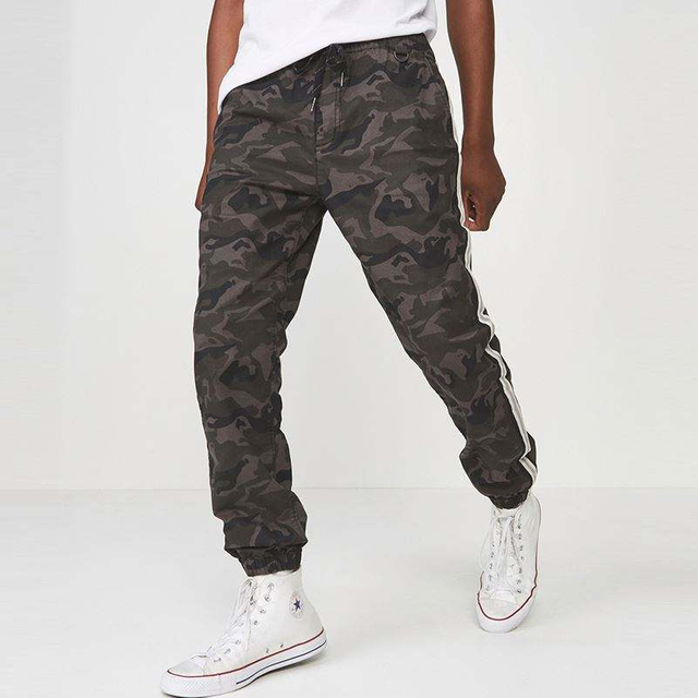 การพิมพ์ที่กำหนดเอง Cuffed กางเกงผู้ชาย Camo พิมพ์ลายด้านข้าง Elastic Hem Cargo กางเกง Streetwear Joggers