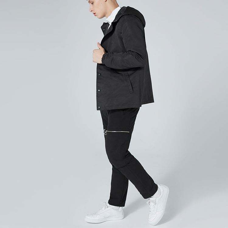 Gestalten Sie Ihre Marke individuell: Lang&auml;rmlige, einfarbige Windjacke f&uuml;r Trainer mit Kapuze