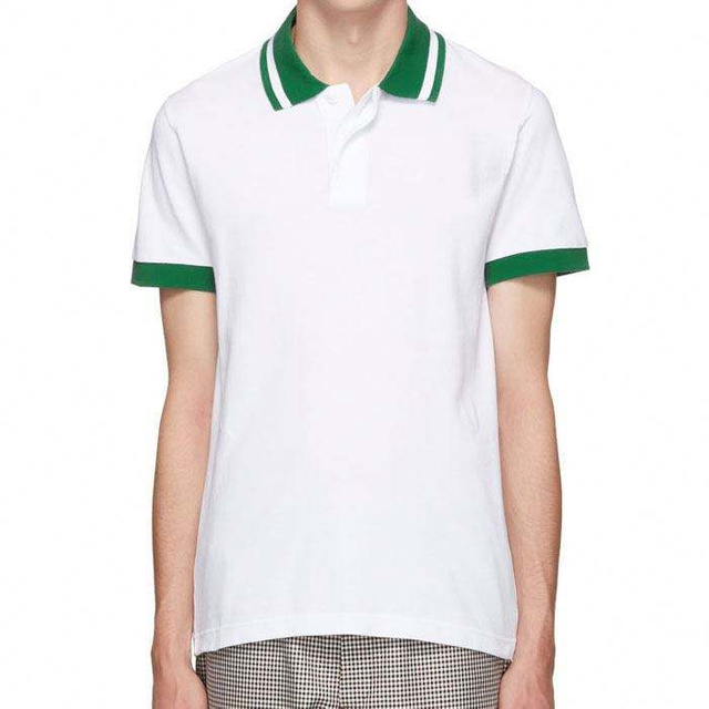 Individuelles Logo-Design f&uuml;r Herren im Vintage-Stil, schlichtes wei&szlig;es Poloshirt mit gr&uuml;nem Kragen und gerippten B&uuml;ndchen